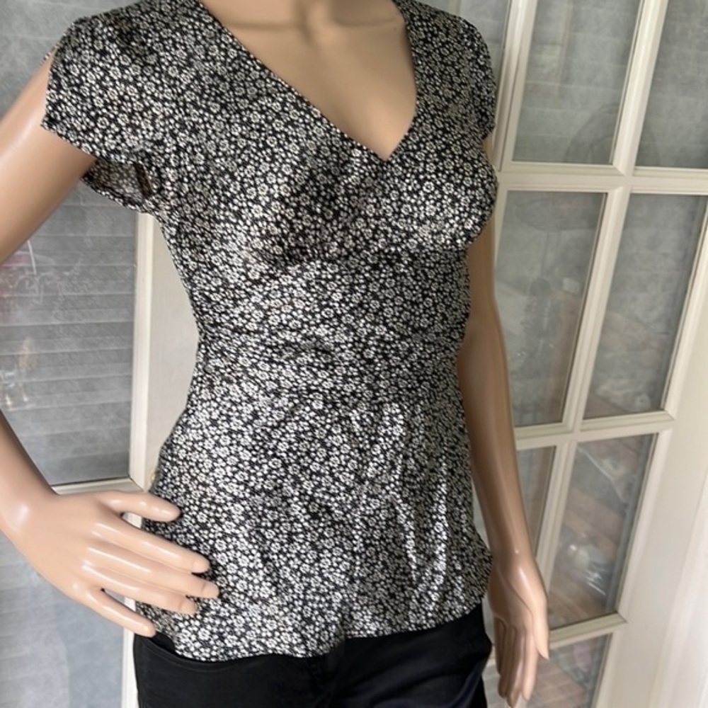 Express black/white floral silk fitted V-neck top